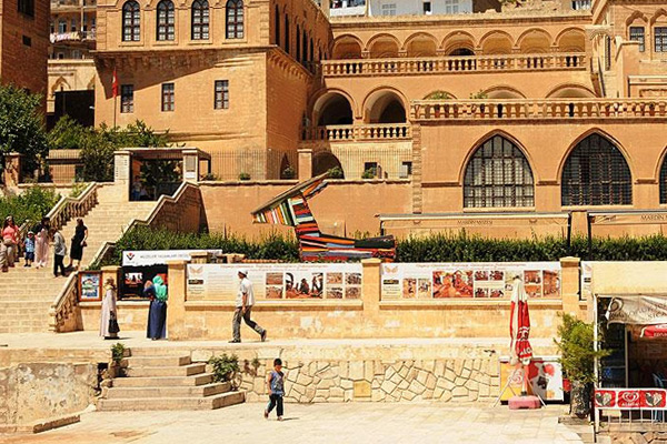 Terör turist sayısını yarıya düşürdü