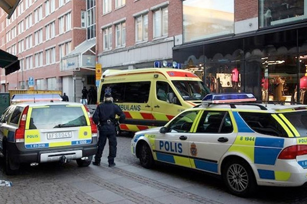 Okula kılıçlı saldırı: 5 yaralı