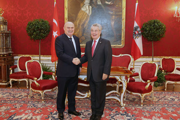 Sinirlioğlu Viyana'da