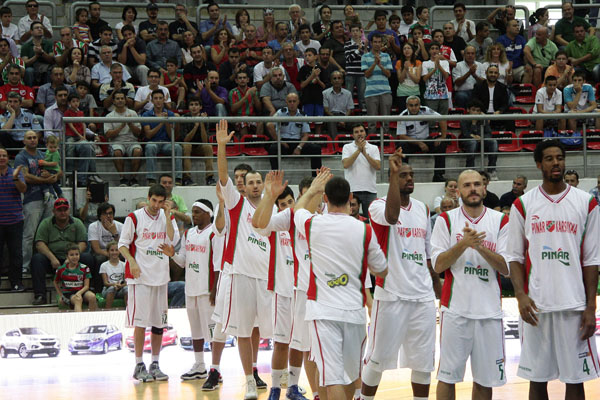 Yunanistan'da Türk taraftar bıçaklandı