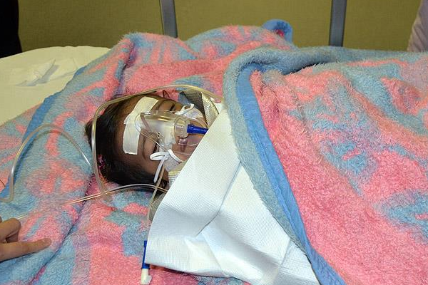 Denizde bulunan Suriyeli bebek yaşama tutundu