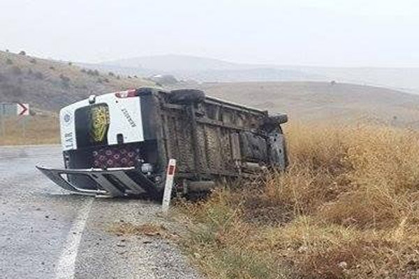 Okul servisi devrildi: 16 yaralı