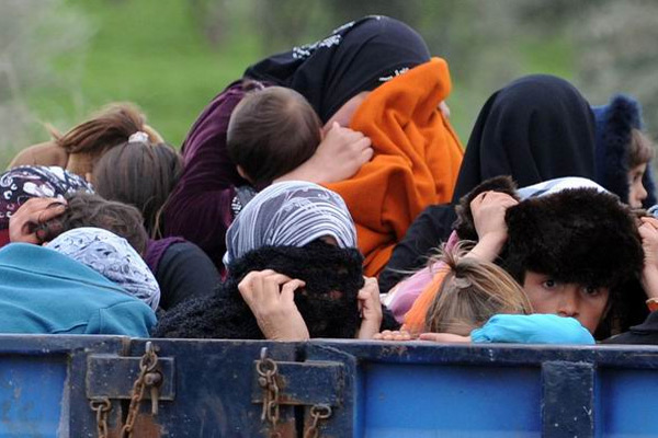 100 bin kişi bombalardan kaçıyor