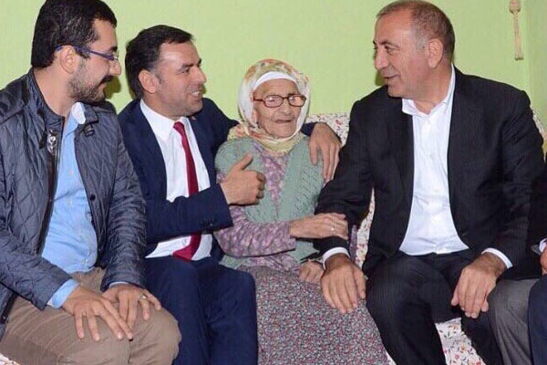 CHP'li vekiller eve yine ayakkabıyla girdi