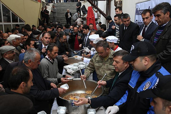 Hakkari'de polis aşure dağıttı