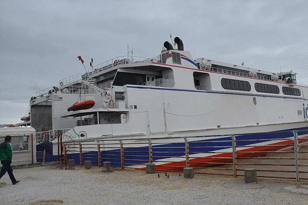 Feribot iskeleye çarptı