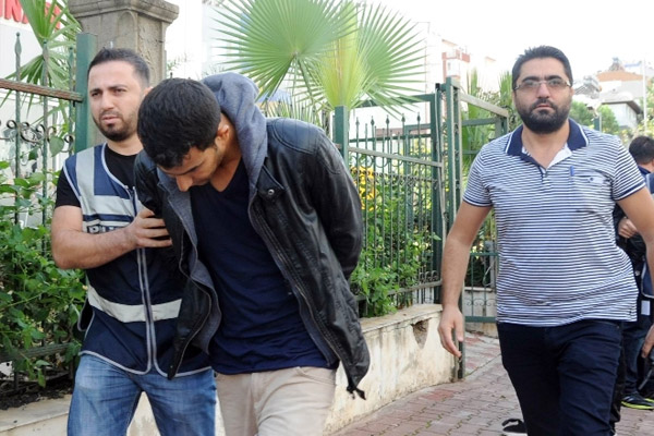 Telefon dolandırıcılarına cami avlusunda baskın