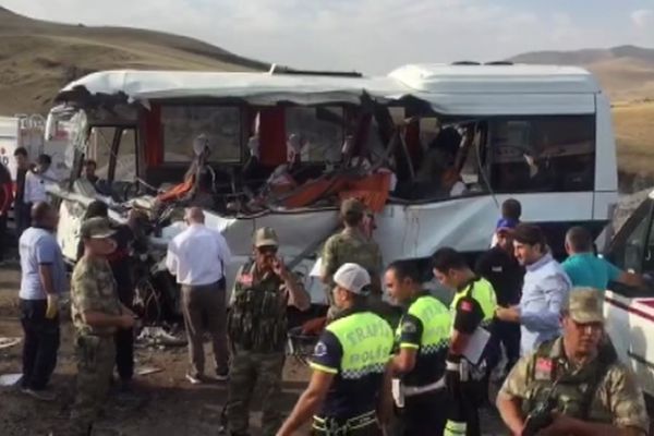 Ağrı'da katliam gibi kaza: 7 kişi öldü