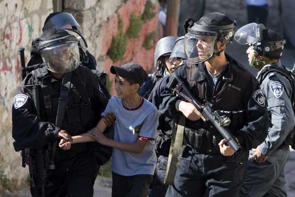 İsrail 12 Filistinliyi gözaltına aldı