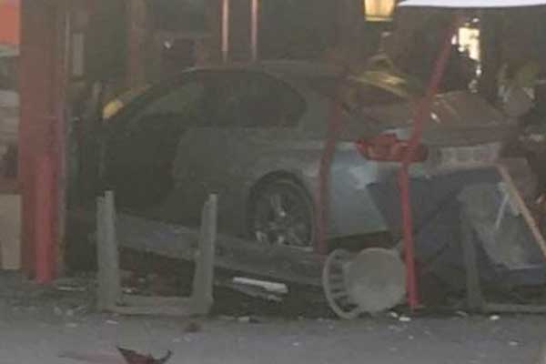 Bir araç Paris'te bir kafeye daldı