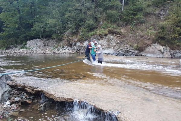 Giresun'da baraj kapakları açıldı: 17 kişi mahsur kaldı