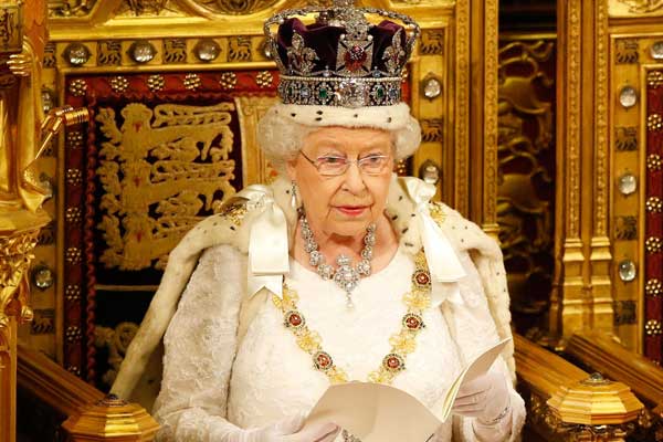 İngiltere Kraliçesi tahtı bırakıyor mu?