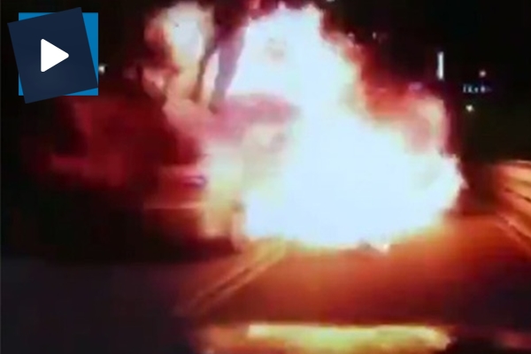 Alev topu oluştu: Şoför havaya uçtu