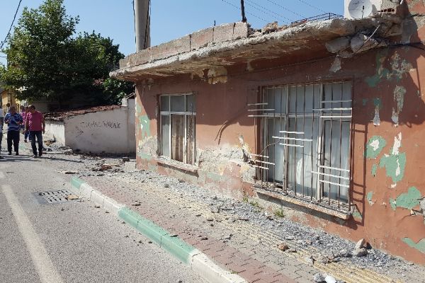 Bursa'da hızını alamayan otobüs eve çarptı