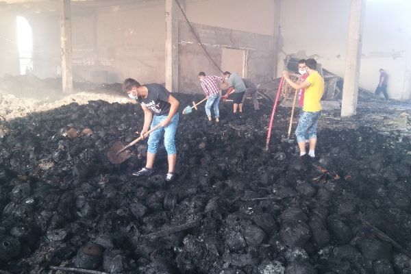 Gaziantep'te kazma ve küreklerle fabrika sahibini arıyorlar!