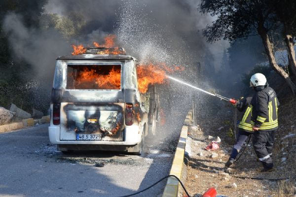 Servis minibüsü Alev alev yandı