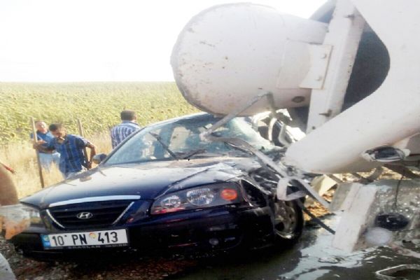Beton mikseri otomobilin üzerine devrildi: 4 kişi yaralandı