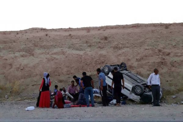 Malatya'da minibüs devrildi: 13 kişi yaralandı