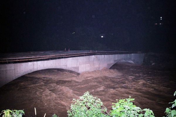 Rize'de sağanak yağış dereleri taşırdı