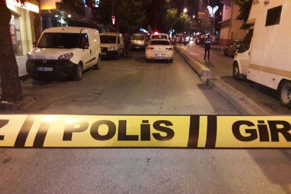 İstanbul 'da olaylı gece: 1'i polis 2 yaralı