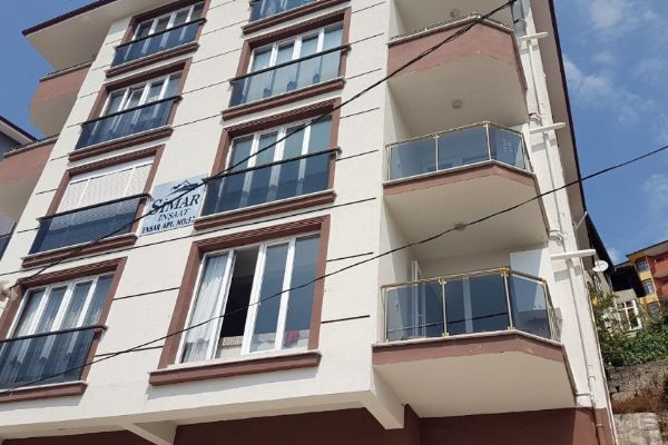 Bartın'da halı silkeleyen öğrenciler aşağı düştü: 3 yaralı