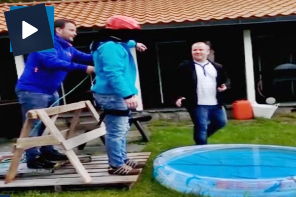 Bungee jumping şakası izleyenleri kahkaya boğdu