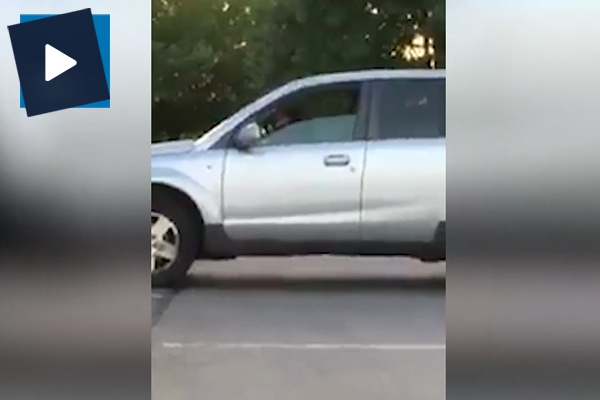 Arabada bırakılan köpek sahibini bakın nasıl çağırdı