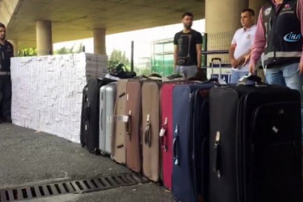 Atatürk Havalimanında 100 bin liralık 'kaçak sigara' operasyonu