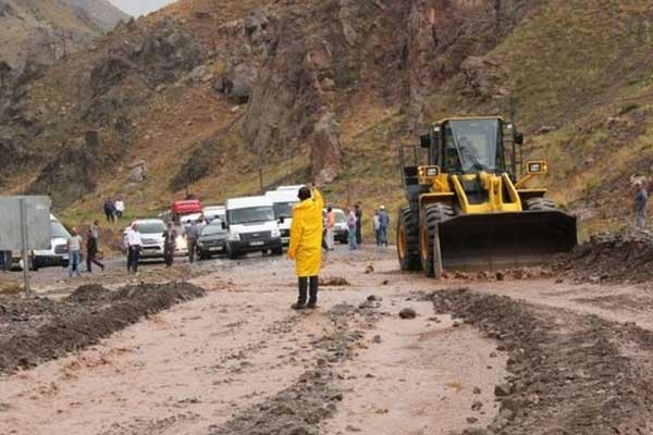 Van-Hakkari yolu ulaşıma kapandı