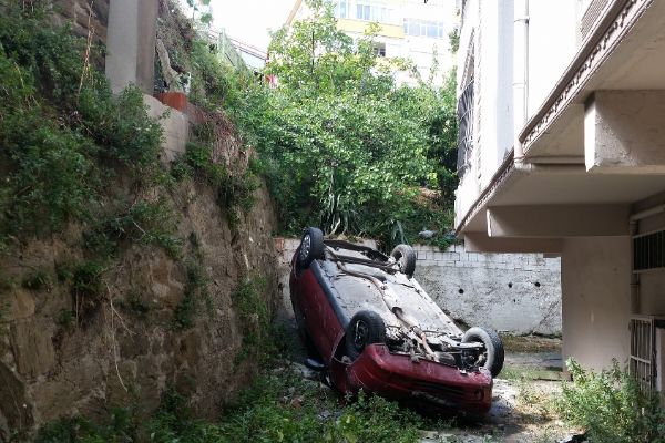 İstanbul'da önce binaya çarptı, sonra aparman boşluğuna düştü