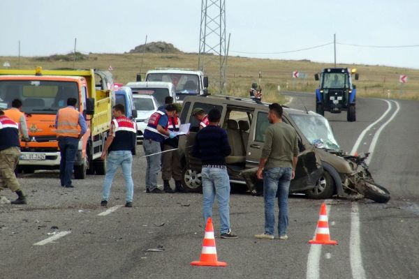 Otomobiller kafa kafaya çarpıştı: 1 kişi öldü, 4 kişi yaralandı