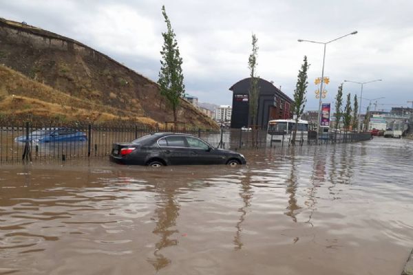Doğu Anadolu'da sağanak yağış su baskınlarına neden oldu