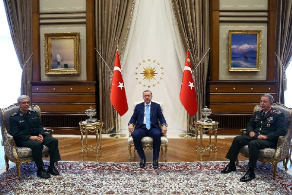 İran Genelkurmay Başkanı Muhammed Bakıri Külliye'de