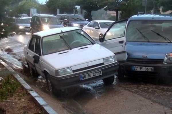 Gaziantep'te sağanak yağış kazaları da beraberinde getirdi