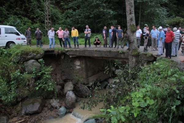 Rize'de bir kişi sel sularına kayboldu