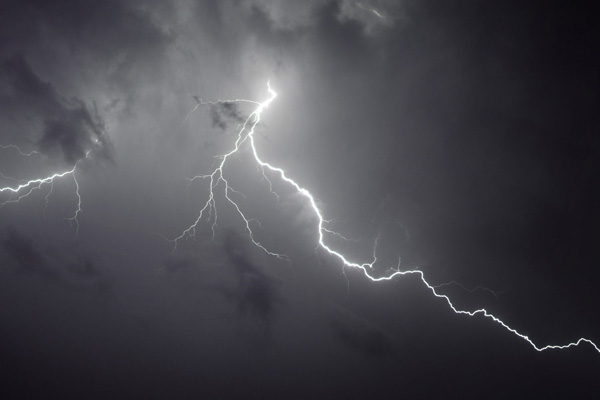 Askerlerin üzerine yıldırım düştü