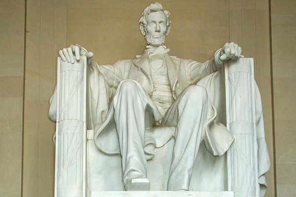 ABD'de Abraham Lincoln heykeline saldırı