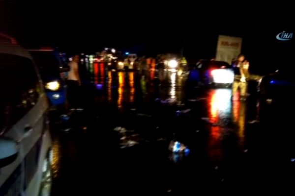 Sivas-Erzincan karayolunda zincirleme trafik kazası: 2 kişi hayatını kaybetdi