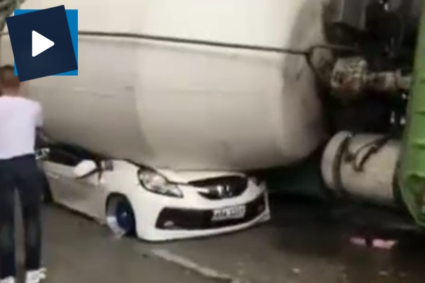 Freni boşalan beton mikseri otomobilin üzerine devrildi