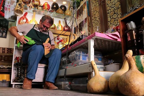 Gaziantep'te yetiştirdiği su kabaklarını sanat eserine dönüştürüyor