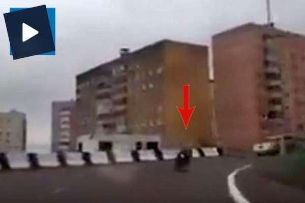 Süratli motosiklet cipin altında kaldı!