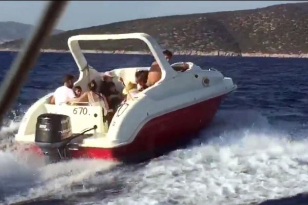 Turist süsü vererek kaçmaya çalıştılar Ege Denizi'nde yakalandılar