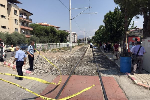 Manisa'da hemzemin geçitten geçerken tren çarptı