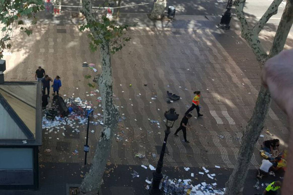 Barcelona'da bir araç kalabalığın arasına daldı