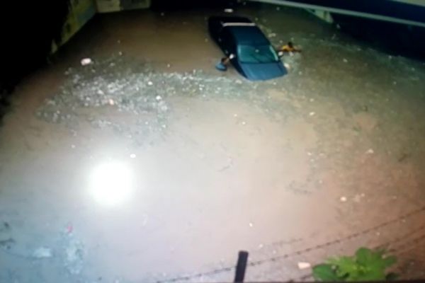 Kocaeli'de aracına güvenip sele daldı, ölümden döndü