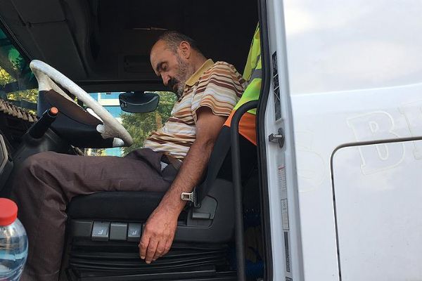 Konya'da alkollü tır sürücüsü yol ortasında uyuyakaldı