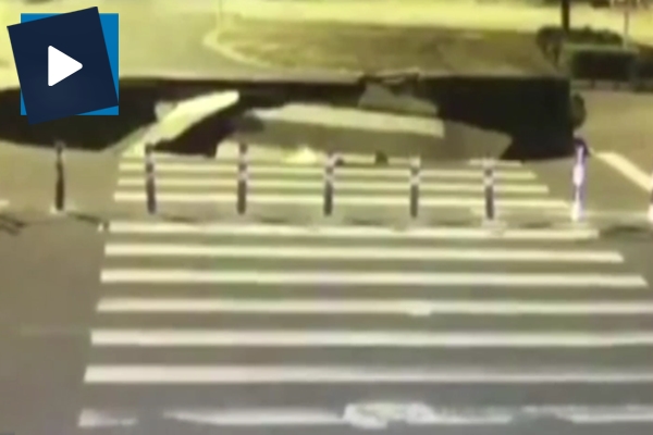 Çöken yol motosikletliyi işte böyle yuttu!