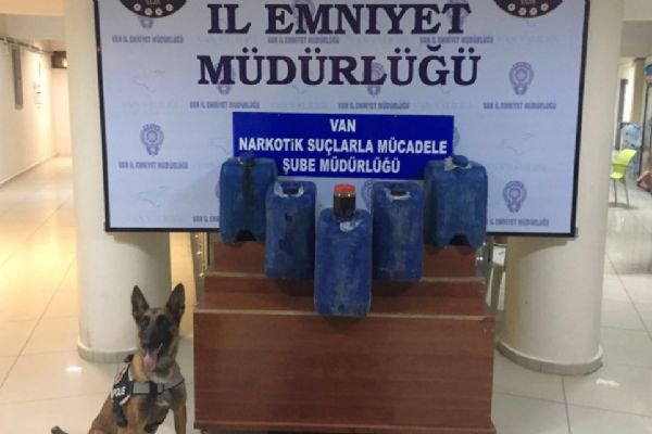 Van'da şüpheli araç durduruldu, 157 kilo likit eroin ele geçirildi