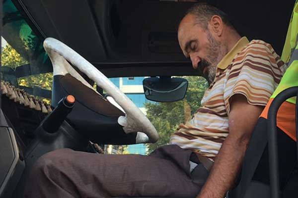 Alkollü sürücü tır çalışırken uyuyakaldı