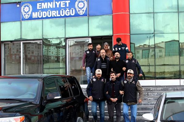 Van'da belediye mezarlığında teröristler için sözde 'şehitlik' oluşturmuşlar